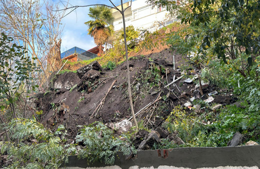 İstinat duvarı çökünce 3 apartman tahliye edildi!