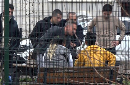 Parkta korku dolu dakikalar! Kız arkadaşını rehin aldı, polis eli tetikte bekledi