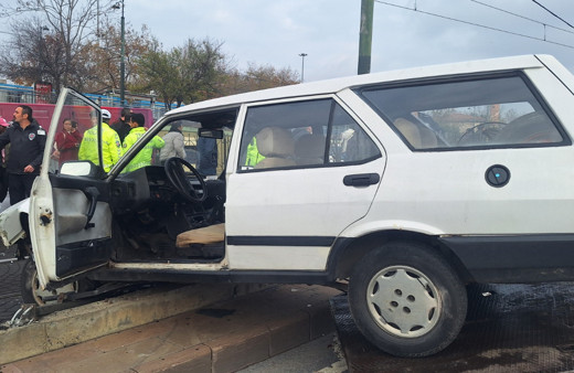 Zeytinburnu'nda aracının hakimiyetini kaybeden yaşlı adam tramvay yoluna girdi