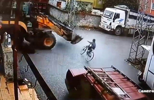 Hatay'da kahreden görüntü! 9 yaşındaki çocuk iş makinesinin altında kaldı