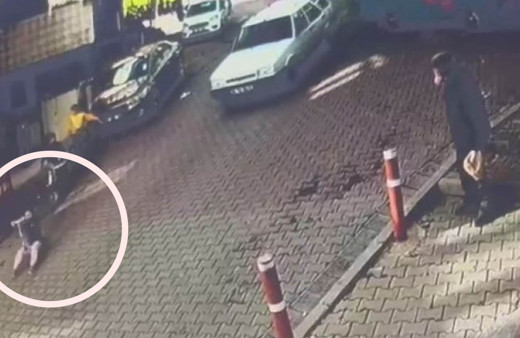 6 yaşındaki çocuk arabanın altında kaldı! Dehşet anları kamerada