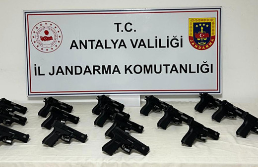 Antalya'da 16 ruhsatsız tabanca ele geçirildi!