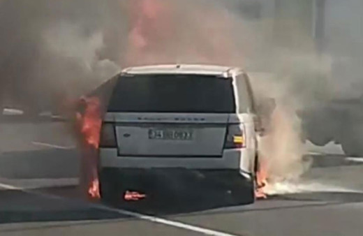 Lüks araç seyir halinde alev alıp yandı!