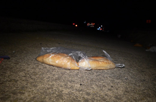 Yaralanan motosikletlinin olay yerinde evine götürmek için aldığı ekmekler kaldı