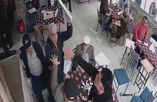 Dedelerin okey masasındaki taş kavgası kıraathaneyi karıştırdı