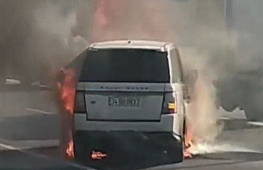 Seyir halindeyken alev alan lüks cip küle döndü