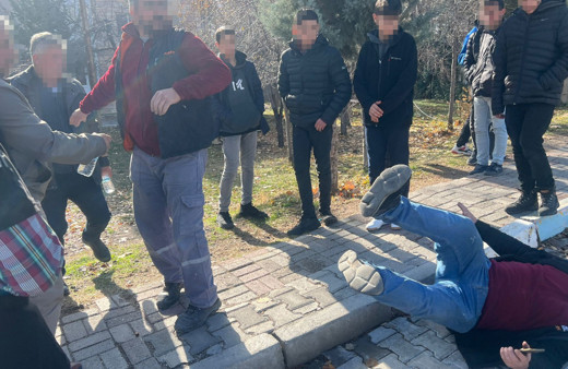 Öğrenciler şakalaştı, veliler kavga etti