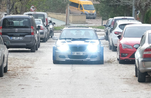 İnsanlar bu arabanın önüne atlıyor! Yarış oyunundaki aracın aynısını sokakta görenler şaşırıyor