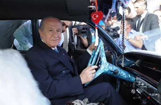 Devlet Bahçeli, MHP'li milletvekiline klasik otomobil hediye etti! Plakası olay oldu