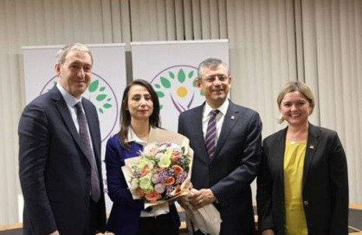 Kameralar önünde Özel'e CHP eş genel başkanı denilmesi dikkatlerden kaçmadı