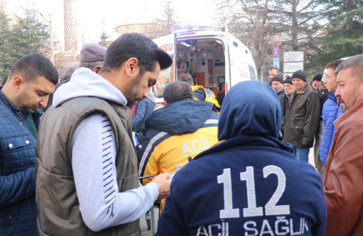 Husumetlilerin kahvehanedeki kavgası kanlı bitti