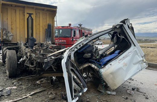 Elazığ'da 2 kamyon çarpıştı! Sürücüler ağır yaralandı