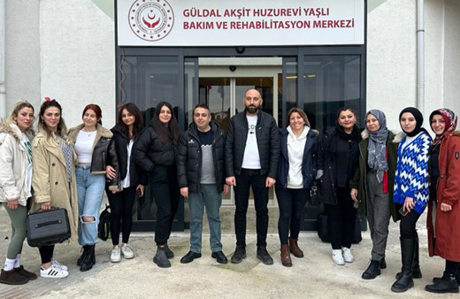 Kadın kuaförler, huzurevi sakinlerinin kişisel bakımını yaptı