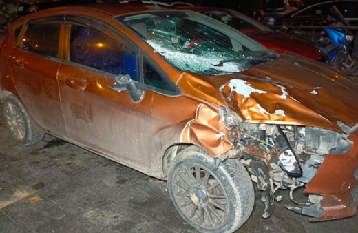 500 kiloluk mandaya çarpan otomobil hurdaya döndü!