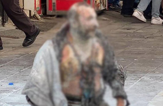'Kral Mısırcı' sokakta üzerine benzin döküp kendini yaktı! İşte o anlar...