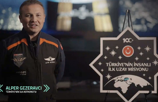 Uzaya çıkacak Alper Gezeravcı kıyafetindeki armayı tanıttı