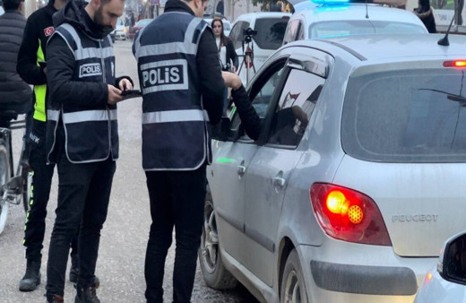 Görme engelli yayanın yardımına polis yetişti