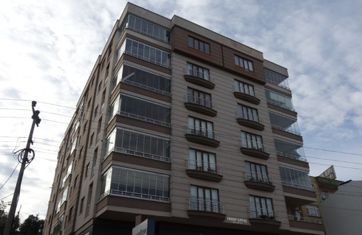 Binanın 7. katındaki dairenin balkonundan atlayarak intihar etti