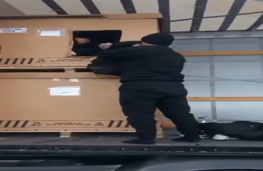 Tır dorsesindeki kutudan mülteci çıktı