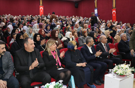 72 yaşındaki Besna Say, okur-yazarlık sertifikasını başkan oğlunun elinden aldı