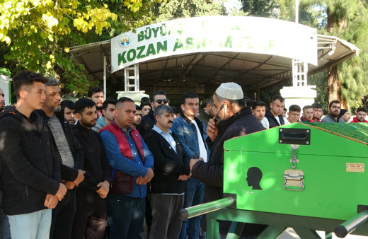 Adana'da 17 yaşındaki genç katil olurken, 19 yaşındaki genç toprağa verildi