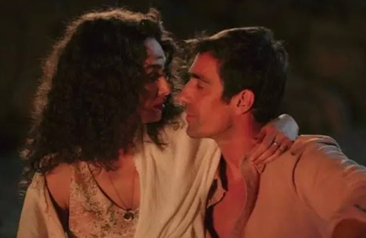 İbrahim Çelikkol, Birce Akalay'ın omzundan öptü! Şaşırtan hareket sosyal medyayı salladı