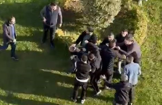 Esenler’de genç kızı taciz ettiği iddia edilen şüpheli şahsa meydan dayağı: O anlar kamerada