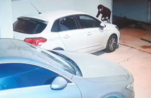 Otoparktaki görüntüler mide bulandırdı! Araçların üzerine çıkıp dışkılarını sürdüler