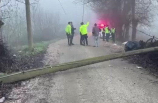 Devrilen direğe çarpan motosikletin sürücüsü yaralandı