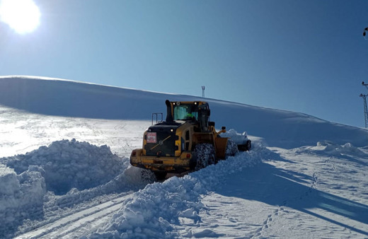 Hakkari'de iki üs bölgesinin yolu kardan kapandı!