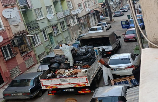 Kötü kokuların yükseldiği evden kamyon dolusu çöp çıktı