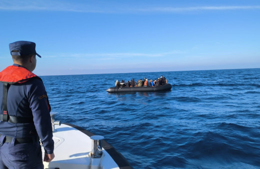 Ölümle burun buruna umut yolculuğu, 324 göçmen karaya çıkartıldı