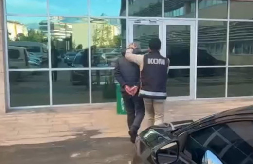 Otomobilin ön konsolunu silah deposuna çevirmişler