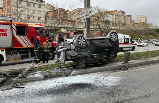 İstanbul'da kaza yapan sürücü otomobilini bırakıp kaçtı!