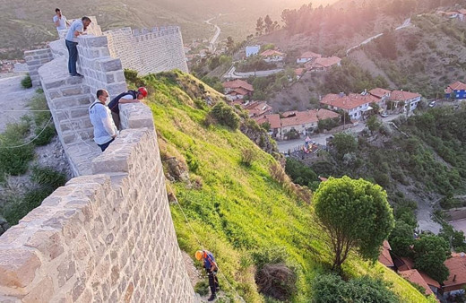Oğlunu surlardan iterek ölümüne sebep olan annenin cezası belli oldu