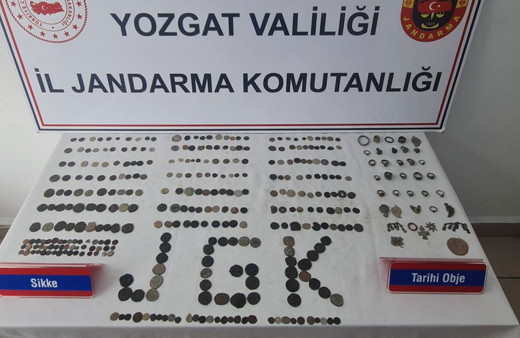 Yozgat'ta otomobilde 342 sikke, 24 yüzük ve 11 obje ele geçirildi!