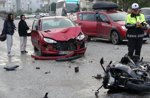 Otomobil ve motosiklet çarpıştı, sürücüler ehliyetsiz çıktı!