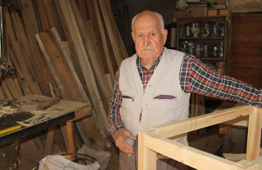 İş yeri tabelası gibi, kendi de yıllara meydan okuyor