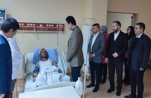 Maden kazasında yaralı olarak kurtulan işçiyi yalnız bırakmadı