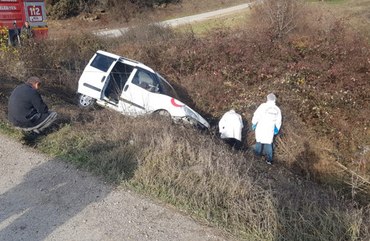 Kazada yaralanmasına rağmen annesinin cenazesi başında saatlerce bekledi
