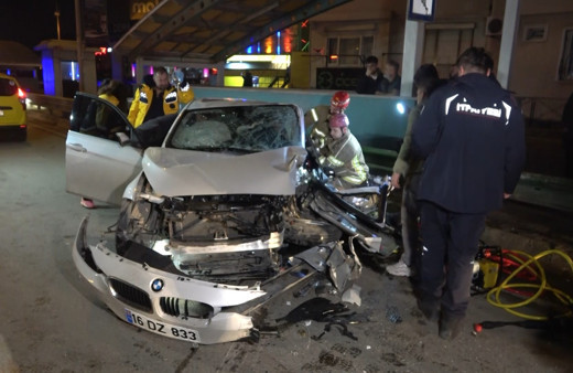 Otomobil Bursaray’ın bariyerine çarptı, sürücü araçta sıkıştı