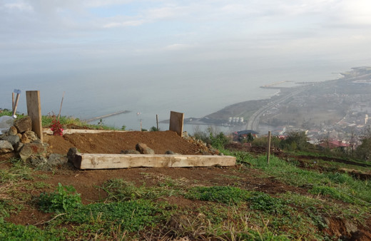 Deniz manzaralı mezarlığa definler başladı