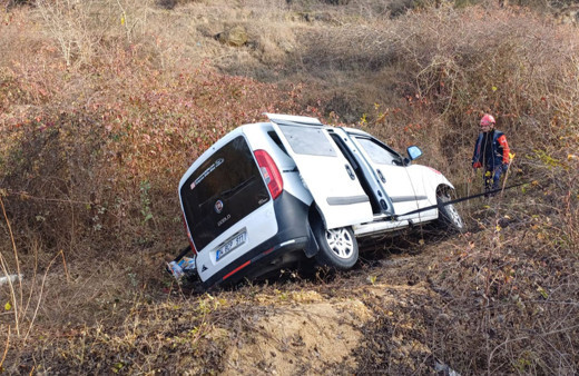 Şarampole devrilen hafif ticari araçtaki 1 kişi öldü, 1 kişi yaralandı!