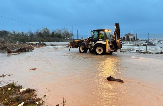 Çanakkale'de debisi yükselen Kepez Çayı taştı