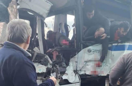 Manisa'da servis minibüsü ile çöp kamyonu çarpıştı çok sayıda yaralı var