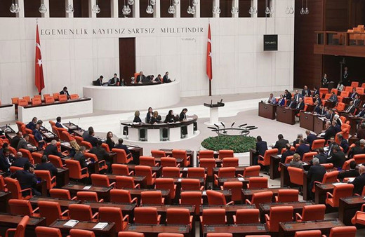 Meclis'te peş peşe istifalar! 600 milletvekilinden 53'ü partilerinden ayrıldı