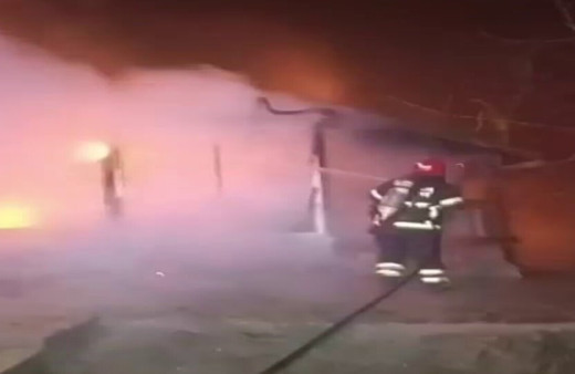 Sakarya'da ahşap ev alev alev yandı