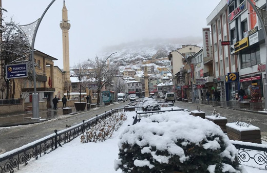 Bayburt pazar gününe kar yağışıyla uyandı
