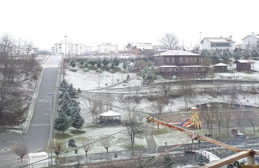 Kavak ilçesine mevsimin ilk karı yağdı