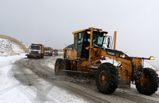 Erzincan şehir merkezinde görülen yağmur yüksek kesimlerde kar yağışına dönüştü